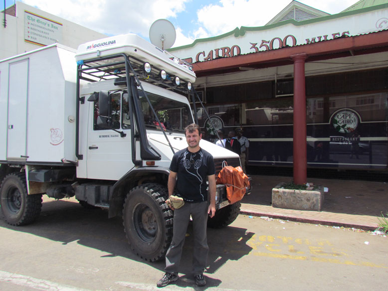 frente al cafe Cape to Cairo